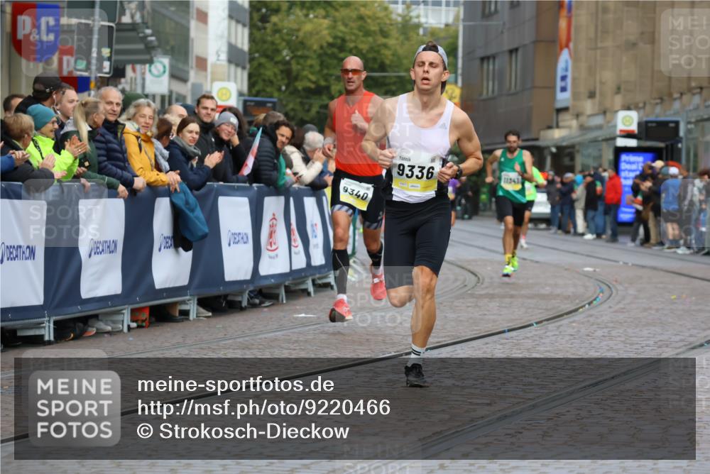 05.10.2025 - 20. swb-Marathon Bremen Strokosch-Dieckow http://msf.ph/oto/9220466 05.10.2025 10:35:23 Ziel 9336, 9340, 11341 meine-sportfotos.de