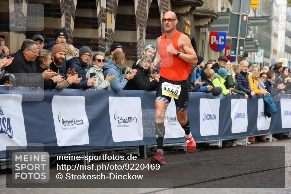 05.10.2025 - 20. swb-Marathon Bremen Strokosch-Dieckow http://msf.ph/oto/9220469 05.10.2025 10:35:26 Ziel 9336, 9340, 11341 meine-sportfotos.de