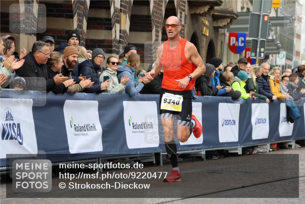 05.10.2025 - 20. swb-Marathon Bremen Strokosch-Dieckow http://msf.ph/oto/9220477 05.10.2025 10:35:26 Ziel 9336, 9340, 11341 meine-sportfotos.de
