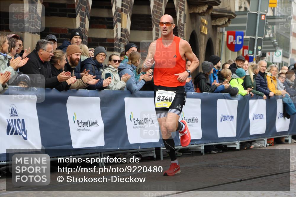 05.10.2025 - 20. swb-Marathon Bremen Strokosch-Dieckow http://msf.ph/oto/9220480 05.10.2025 10:35:26 Ziel 9336, 9340, 11341 meine-sportfotos.de