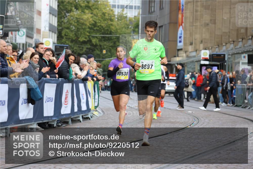 05.10.2025 - 20. swb-Marathon Bremen Strokosch-Dieckow http://msf.ph/oto/9220512 05.10.2025 10:35:34 Ziel 9596, 9697, 10538 meine-sportfotos.de