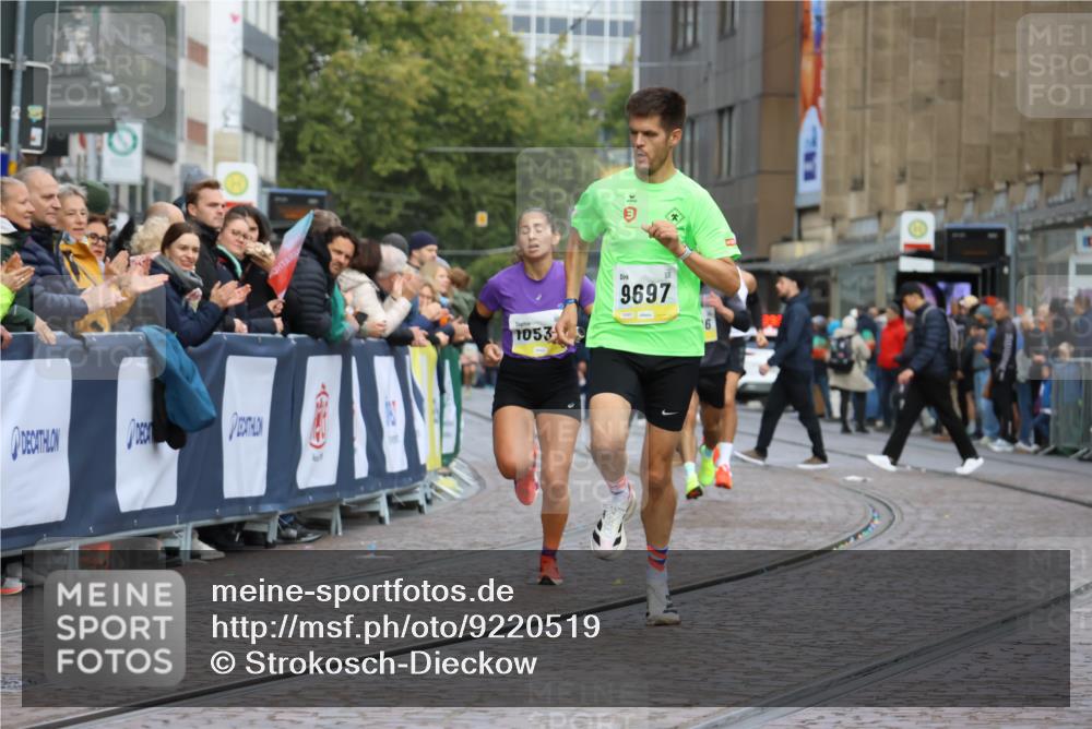 05.10.2025 - 20. swb-Marathon Bremen Strokosch-Dieckow http://msf.ph/oto/9220519 05.10.2025 10:35:34 Ziel 9596, 9697, 10538 meine-sportfotos.de