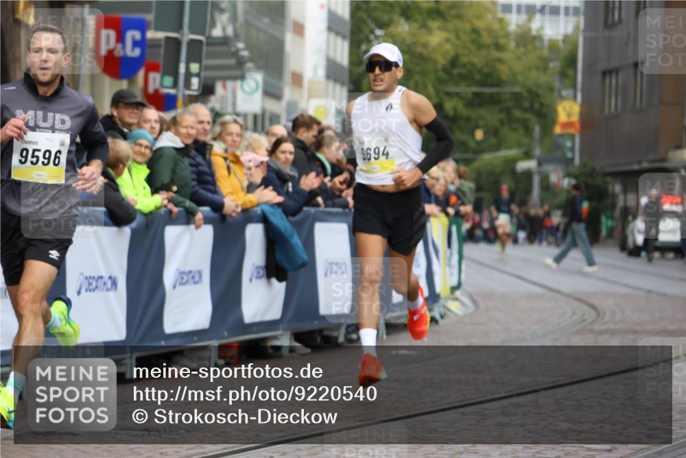05.10.2025 - 20. swb-Marathon Bremen Strokosch-Dieckow http://msf.ph/oto/9220540 05.10.2025 10:35:40 Ziel 9596, 10538 meine-sportfotos.de