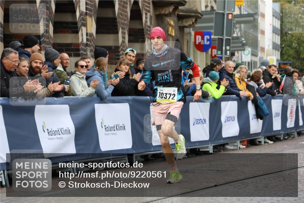 05.10.2025 - 20. swb-Marathon Bremen Strokosch-Dieckow http://msf.ph/oto/9220561 05.10.2025 10:35:56 Ziel 10372 meine-sportfotos.de
