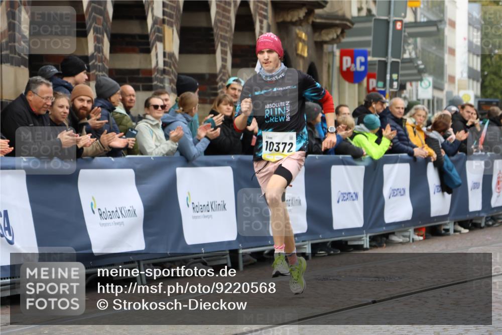 05.10.2025 - 20. swb-Marathon Bremen Strokosch-Dieckow http://msf.ph/oto/9220568 05.10.2025 10:35:56 Ziel 10372 meine-sportfotos.de