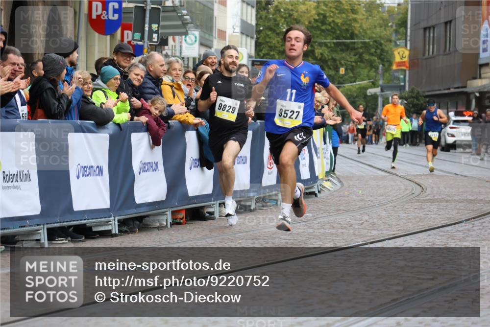 05.10.2025 - 20. swb-Marathon Bremen Strokosch-Dieckow http://msf.ph/oto/9220752 05.10.2025 10:36:37 Ziel 9527, 9829 meine-sportfotos.de