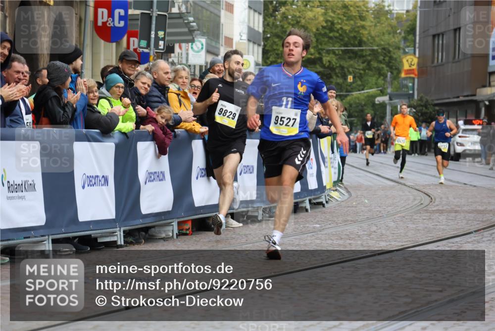 05.10.2025 - 20. swb-Marathon Bremen Strokosch-Dieckow http://msf.ph/oto/9220756 05.10.2025 10:36:37 Ziel 9527, 9829 meine-sportfotos.de