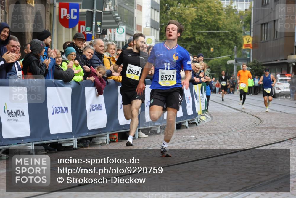 05.10.2025 - 20. swb-Marathon Bremen Strokosch-Dieckow http://msf.ph/oto/9220759 05.10.2025 10:36:37 Ziel 9527, 9829 meine-sportfotos.de