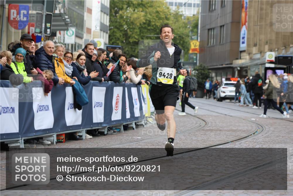 05.10.2025 - 20. swb-Marathon Bremen Strokosch-Dieckow http://msf.ph/oto/9220821 05.10.2025 10:36:52 Ziel 9429, 9833 meine-sportfotos.de