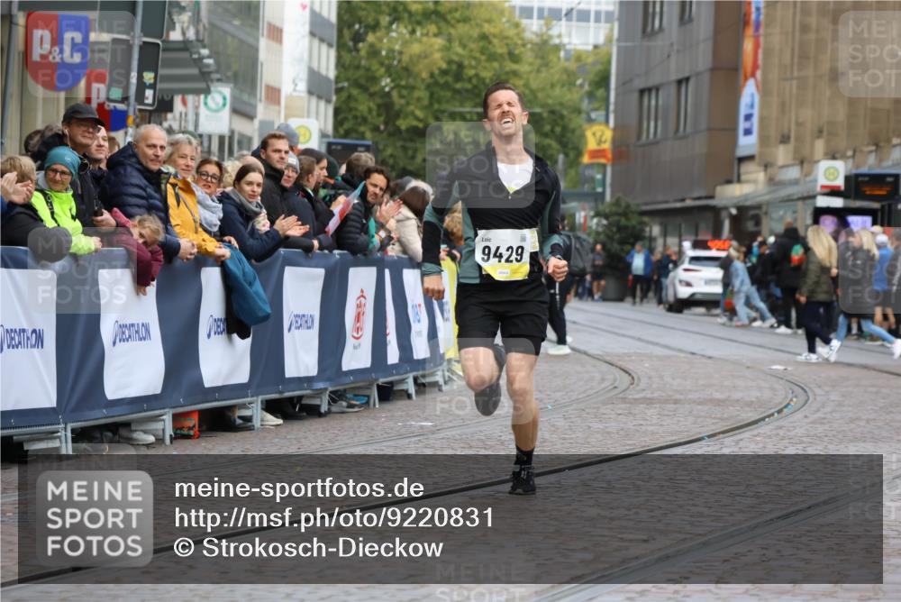 05.10.2025 - 20. swb-Marathon Bremen Strokosch-Dieckow http://msf.ph/oto/9220831 05.10.2025 10:36:52 Ziel 9429, 9833 meine-sportfotos.de