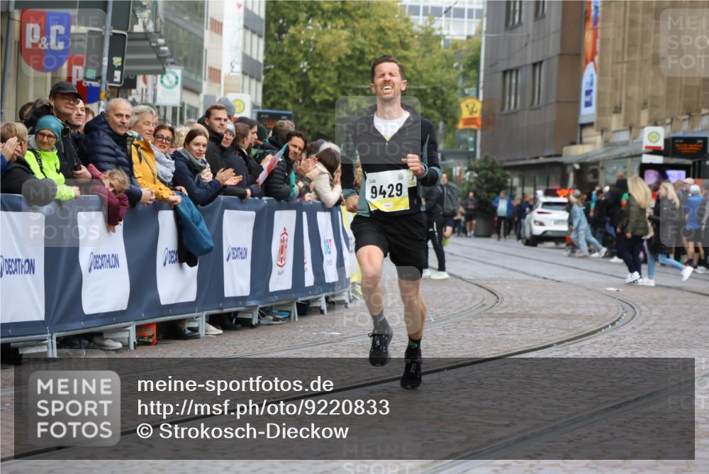 05.10.2025 - 20. swb-Marathon Bremen Strokosch-Dieckow http://msf.ph/oto/9220833 05.10.2025 10:36:52 Ziel 9429, 9833 meine-sportfotos.de