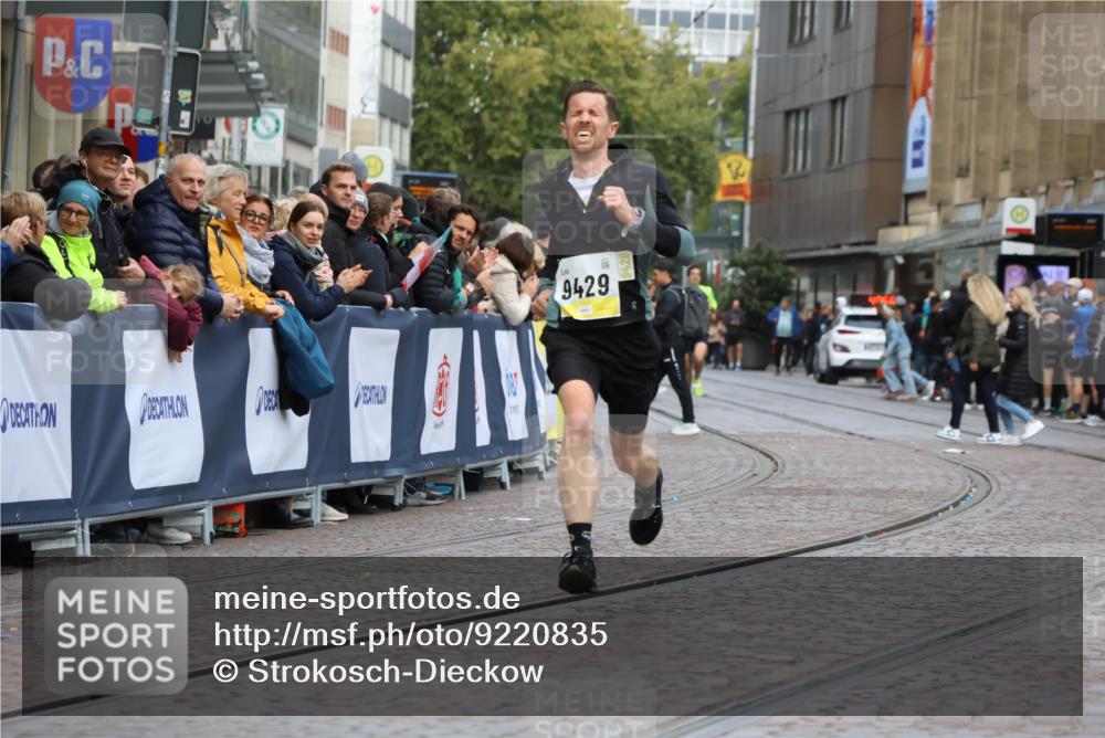 05.10.2025 - 20. swb-Marathon Bremen Strokosch-Dieckow http://msf.ph/oto/9220835 05.10.2025 10:36:52 Ziel 9429, 9833 meine-sportfotos.de