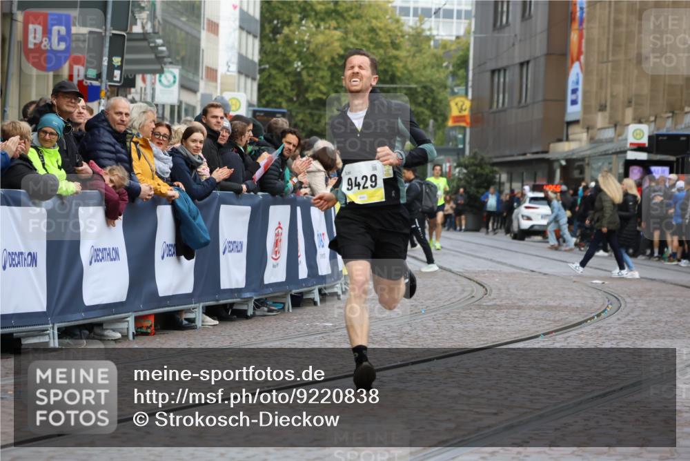 05.10.2025 - 20. swb-Marathon Bremen Strokosch-Dieckow http://msf.ph/oto/9220838 05.10.2025 10:36:52 Ziel 9429, 9833 meine-sportfotos.de