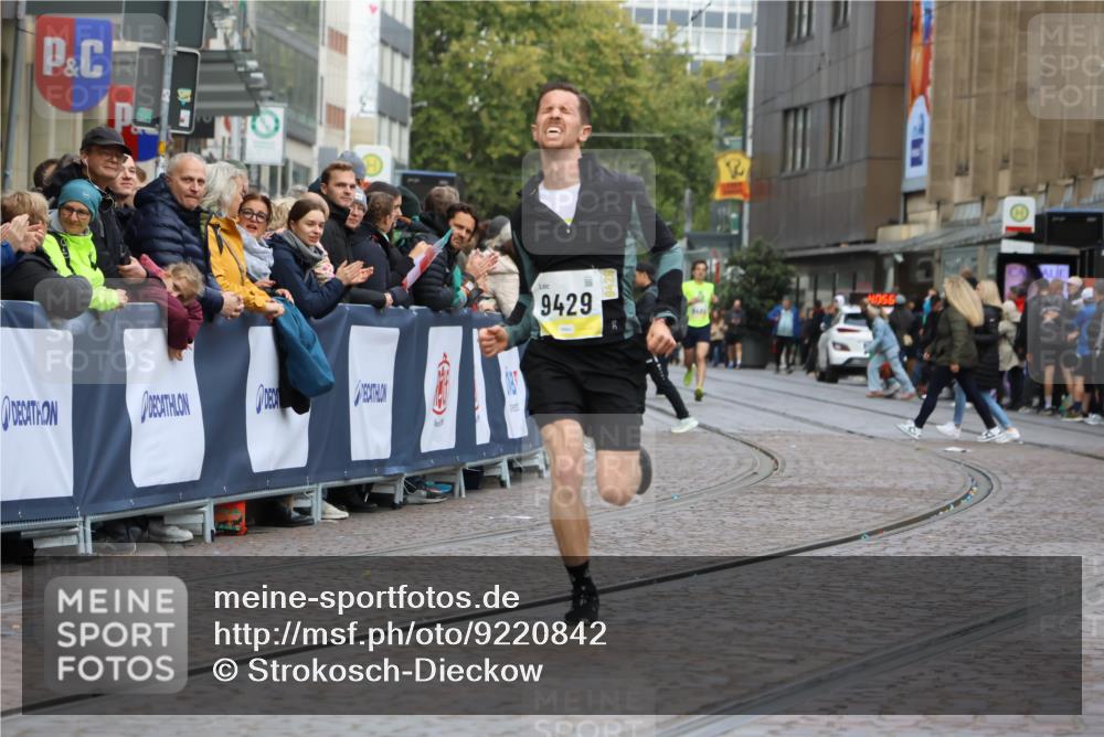 05.10.2025 - 20. swb-Marathon Bremen Strokosch-Dieckow http://msf.ph/oto/9220842 05.10.2025 10:36:52 Ziel 9429, 9833 meine-sportfotos.de