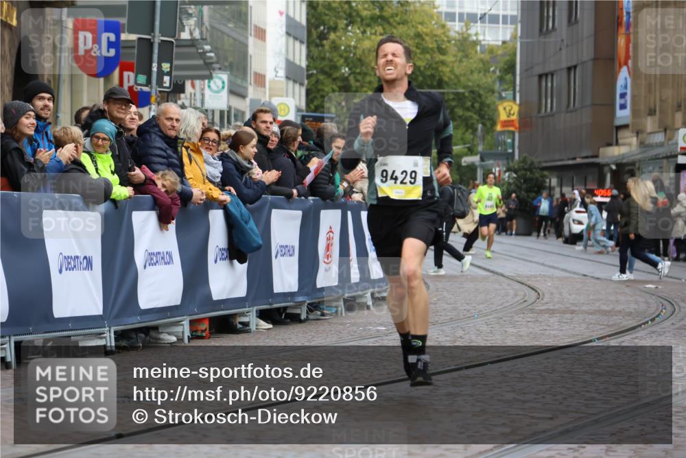 05.10.2025 - 20. swb-Marathon Bremen Strokosch-Dieckow http://msf.ph/oto/9220856 05.10.2025 10:36:52 Ziel 9429, 9833 meine-sportfotos.de