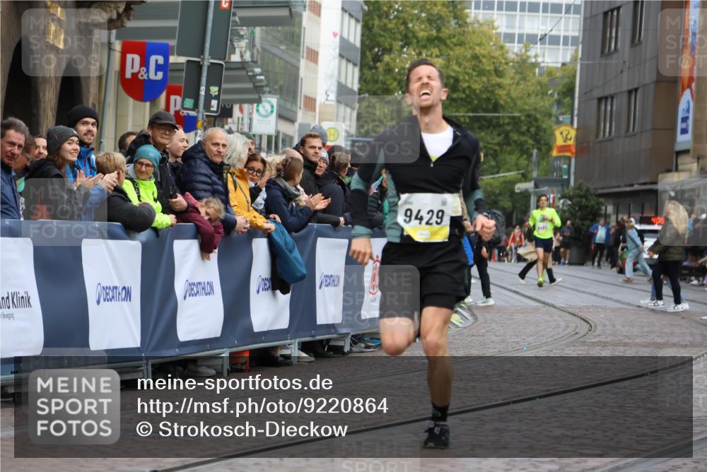 05.10.2025 - 20. swb-Marathon Bremen Strokosch-Dieckow http://msf.ph/oto/9220864 05.10.2025 10:36:53 Ziel 9429 meine-sportfotos.de