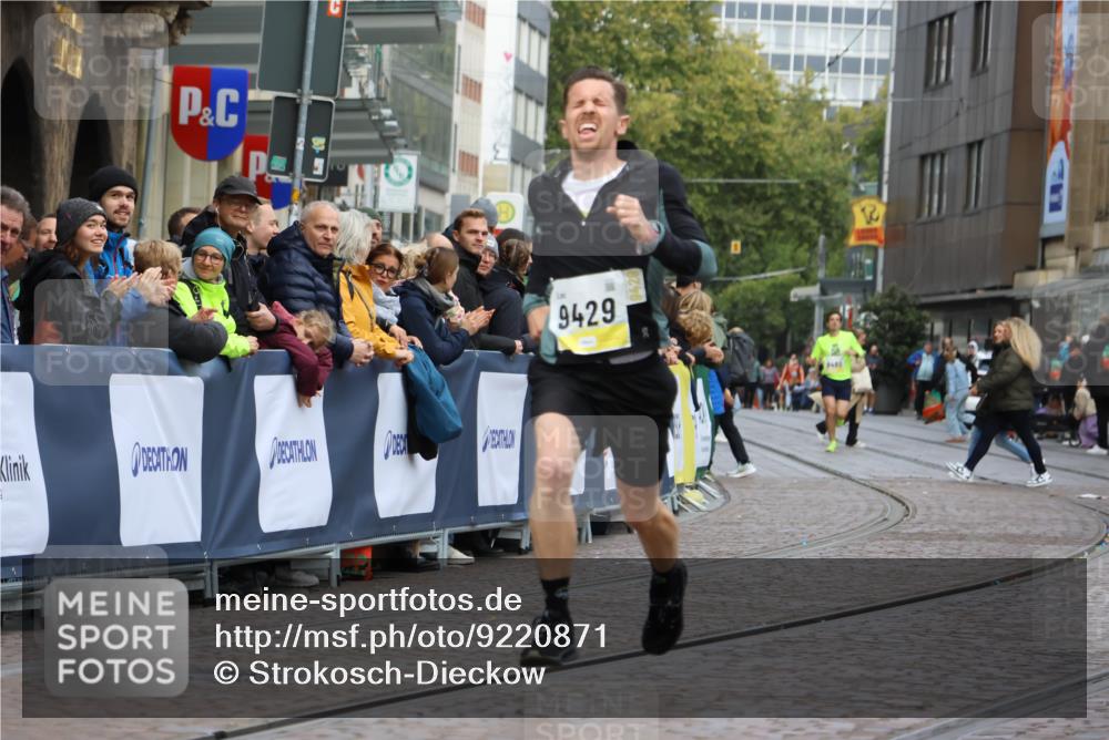 05.10.2025 - 20. swb-Marathon Bremen Strokosch-Dieckow http://msf.ph/oto/9220871 05.10.2025 10:36:53 Ziel 9429 meine-sportfotos.de
