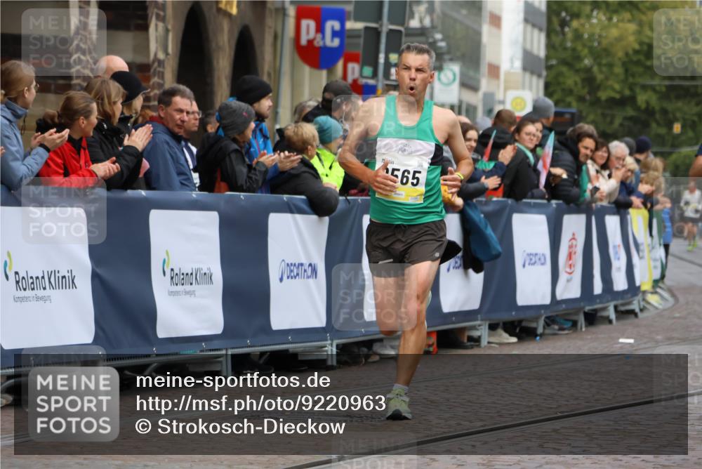 05.10.2025 - 20. swb-Marathon Bremen Strokosch-Dieckow http://msf.ph/oto/9220963 05.10.2025 10:37:19 Ziel 9565, 10704, 11213 meine-sportfotos.de