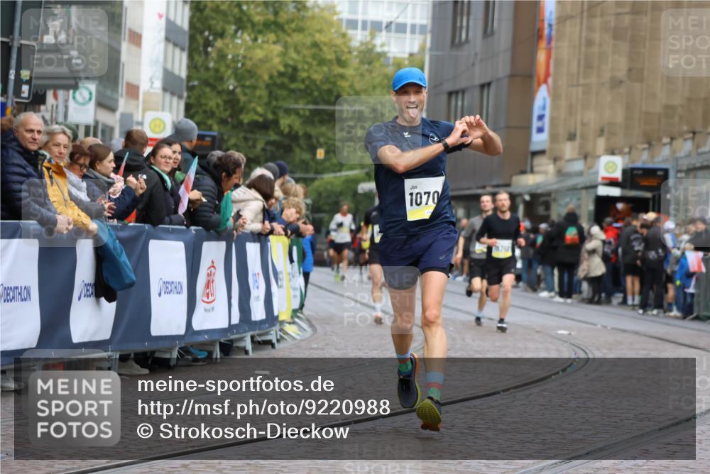 05.10.2025 - 20. swb-Marathon Bremen Strokosch-Dieckow http://msf.ph/oto/9220988 05.10.2025 10:37:21 Ziel 9565, 10358, 10704, 11021 meine-sportfotos.de