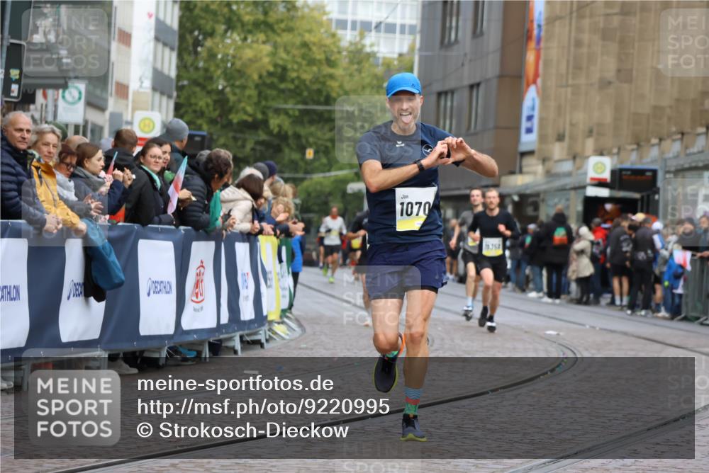 05.10.2025 - 20. swb-Marathon Bremen Strokosch-Dieckow http://msf.ph/oto/9220995 05.10.2025 10:37:21 Ziel 9565, 10358, 10704, 11021 meine-sportfotos.de