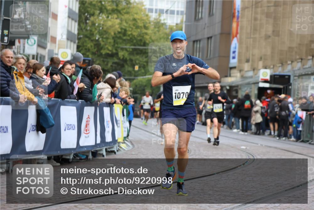 05.10.2025 - 20. swb-Marathon Bremen Strokosch-Dieckow http://msf.ph/oto/9220998 05.10.2025 10:37:21 Ziel 9565, 10358, 10704, 11021 meine-sportfotos.de