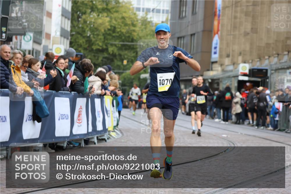 05.10.2025 - 20. swb-Marathon Bremen Strokosch-Dieckow http://msf.ph/oto/9221003 05.10.2025 10:37:21 Ziel 9565, 10358, 10704, 11021 meine-sportfotos.de
