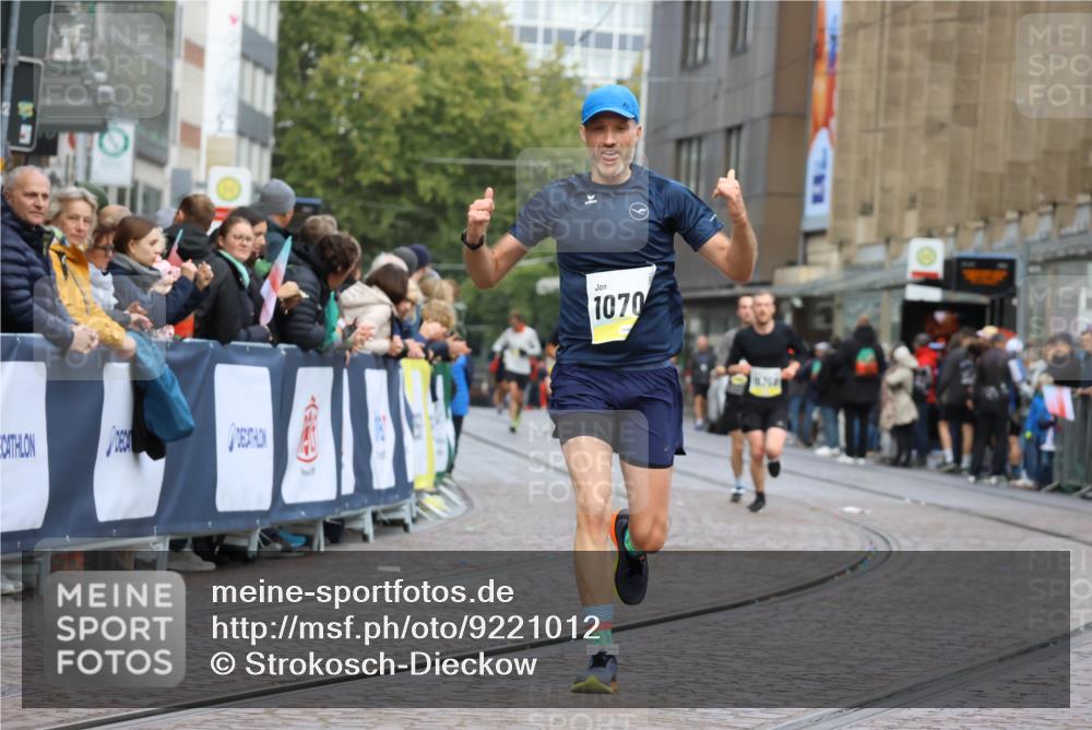 05.10.2025 - 20. swb-Marathon Bremen Strokosch-Dieckow http://msf.ph/oto/9221012 05.10.2025 10:37:21 Ziel 9565, 10358, 10704, 11021 meine-sportfotos.de