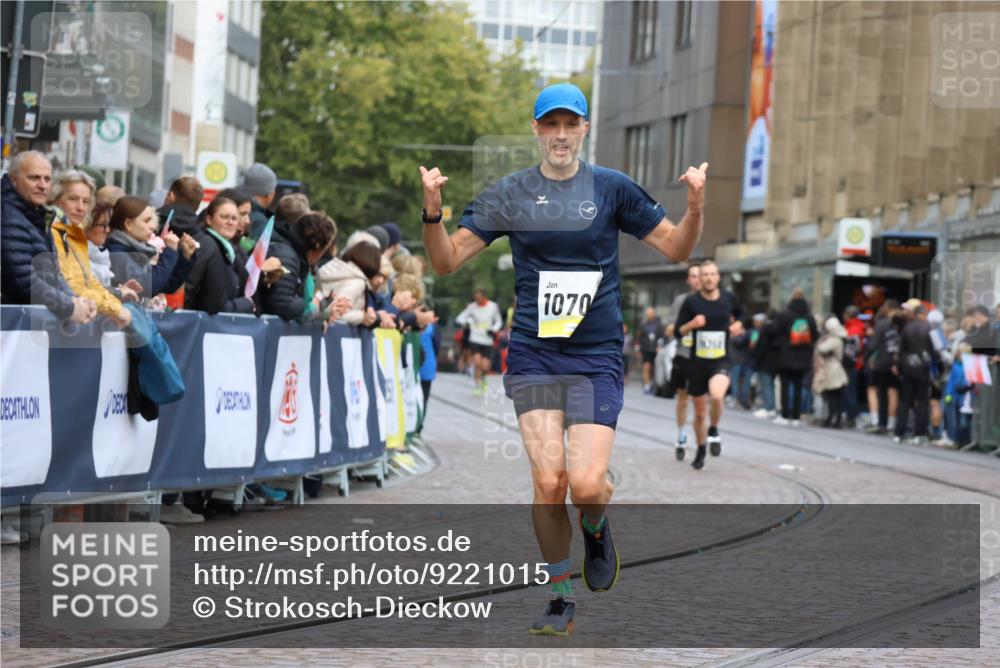 05.10.2025 - 20. swb-Marathon Bremen Strokosch-Dieckow http://msf.ph/oto/9221015 05.10.2025 10:37:21 Ziel 9565, 10358, 10704, 11021 meine-sportfotos.de