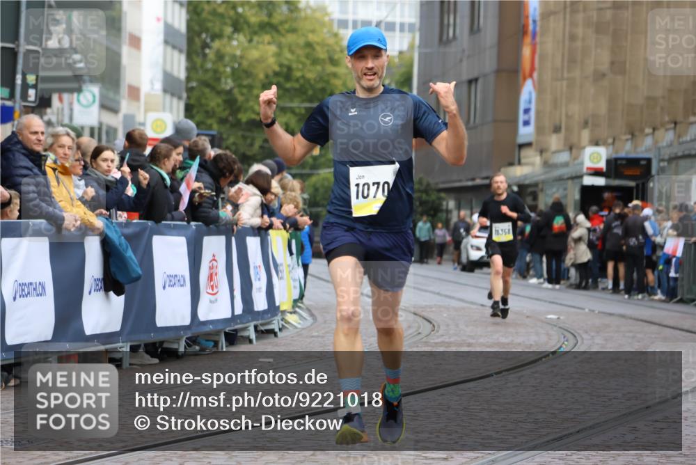05.10.2025 - 20. swb-Marathon Bremen Strokosch-Dieckow http://msf.ph/oto/9221018 05.10.2025 10:37:22 Ziel 9565, 9586, 10358, 10704, 11021 meine-sportfotos.de