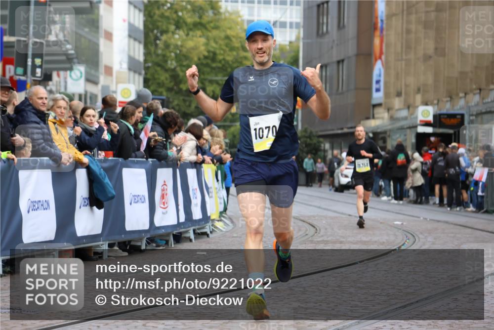 05.10.2025 - 20. swb-Marathon Bremen Strokosch-Dieckow http://msf.ph/oto/9221022 05.10.2025 10:37:22 Ziel 9565, 9586, 10358, 10704, 11021 meine-sportfotos.de
