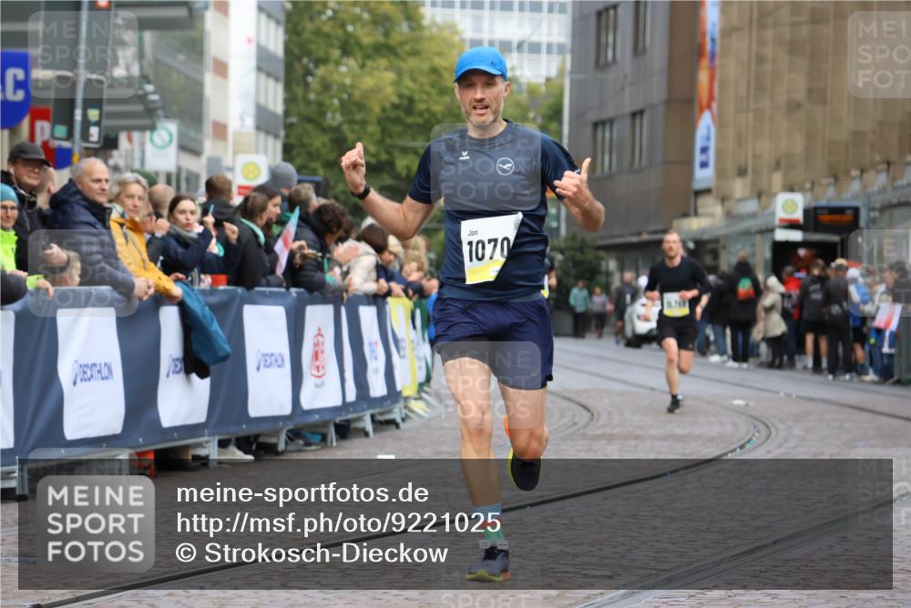 05.10.2025 - 20. swb-Marathon Bremen Strokosch-Dieckow http://msf.ph/oto/9221025 05.10.2025 10:37:22 Ziel 9565, 9586, 10358, 10704, 11021 meine-sportfotos.de