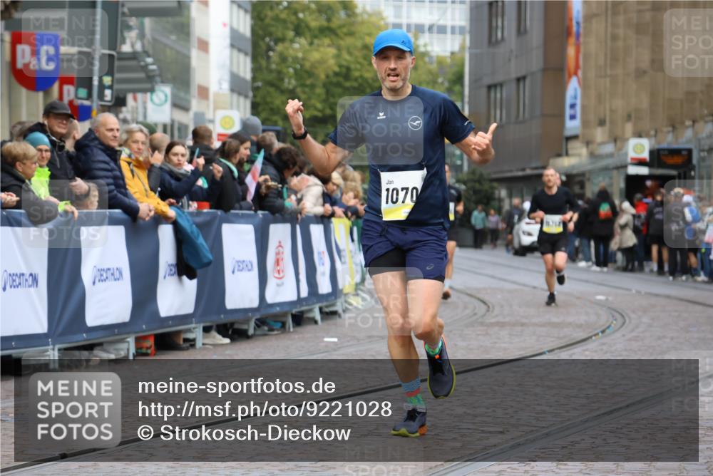 05.10.2025 - 20. swb-Marathon Bremen Strokosch-Dieckow http://msf.ph/oto/9221028 05.10.2025 10:37:22 Ziel 9565, 9586, 10358, 10704, 11021 meine-sportfotos.de