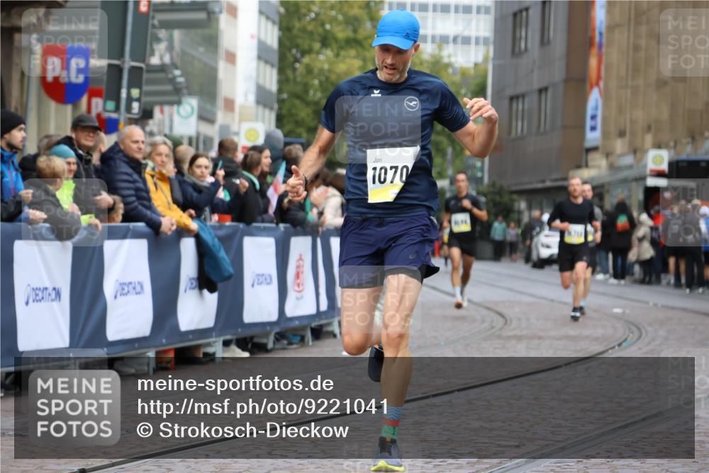 05.10.2025 - 20. swb-Marathon Bremen Strokosch-Dieckow http://msf.ph/oto/9221041 05.10.2025 10:37:22 Ziel 9565, 9586, 10358, 10704, 11021 meine-sportfotos.de