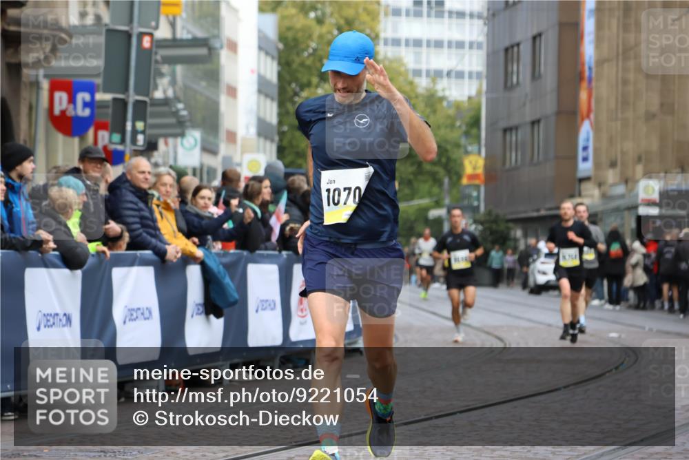 05.10.2025 - 20. swb-Marathon Bremen Strokosch-Dieckow http://msf.ph/oto/9221054 05.10.2025 10:37:22 Ziel 9565, 9586, 10358, 10704, 11021 meine-sportfotos.de