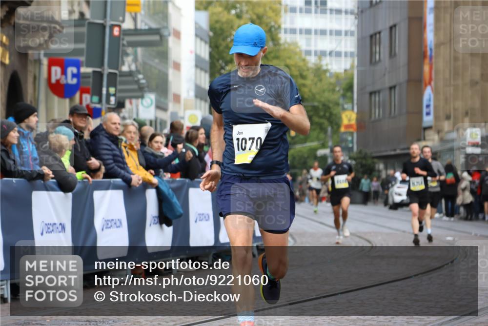 05.10.2025 - 20. swb-Marathon Bremen Strokosch-Dieckow http://msf.ph/oto/9221060 05.10.2025 10:37:22 Ziel 9565, 9586, 10358, 10704, 11021 meine-sportfotos.de