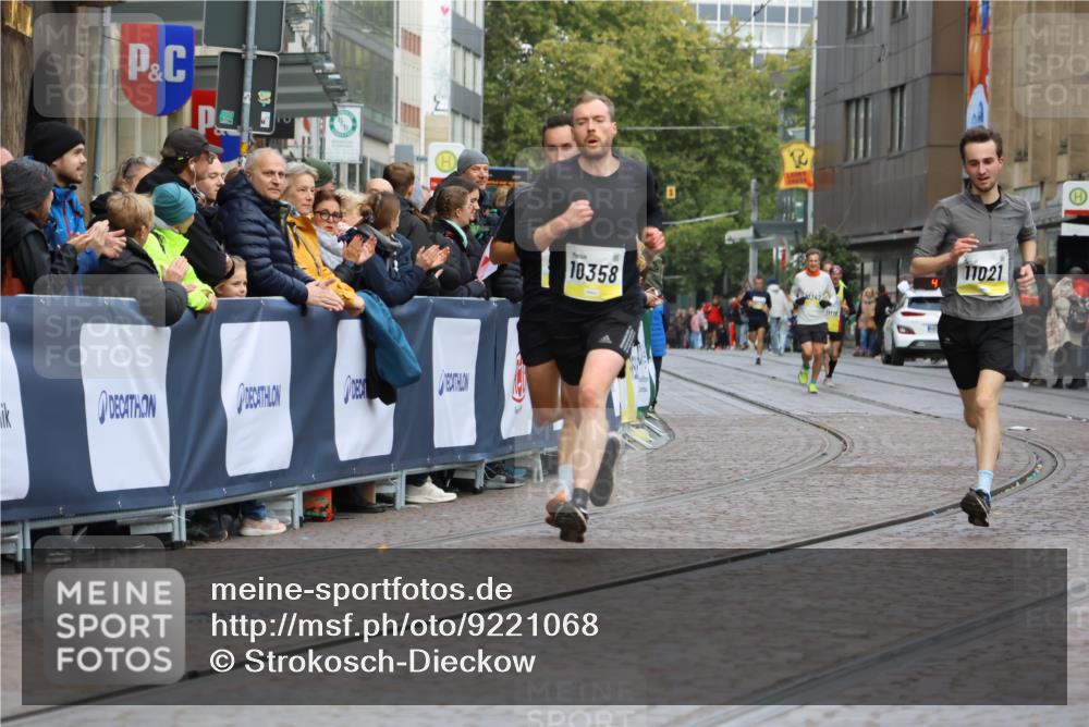 05.10.2025 - 20. swb-Marathon Bremen Strokosch-Dieckow http://msf.ph/oto/9221068 05.10.2025 10:37:27 Ziel 9586, 10358, 11021 meine-sportfotos.de