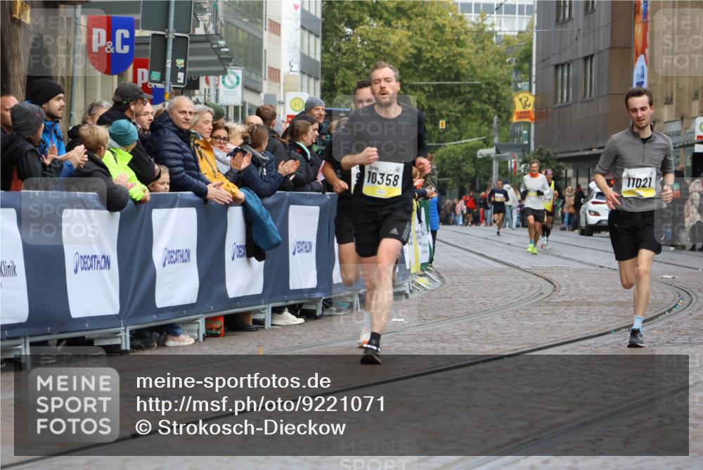 05.10.2025 - 20. swb-Marathon Bremen Strokosch-Dieckow http://msf.ph/oto/9221071 05.10.2025 10:37:27 Ziel 9586, 10358, 11021 meine-sportfotos.de