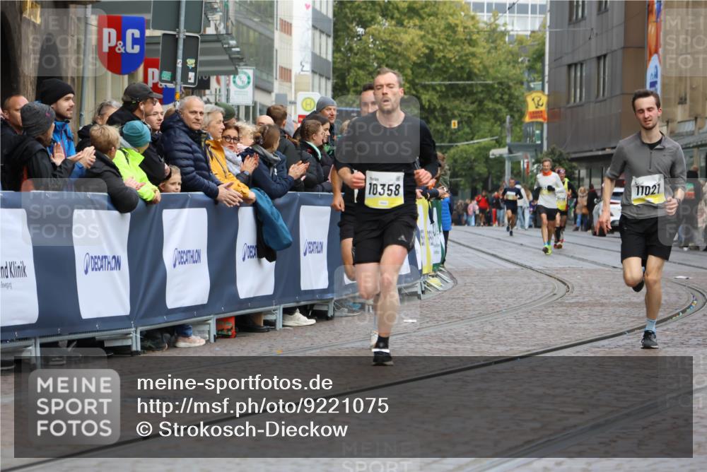 05.10.2025 - 20. swb-Marathon Bremen Strokosch-Dieckow http://msf.ph/oto/9221075 05.10.2025 10:37:28 Ziel 9586, 10358, 11021 meine-sportfotos.de