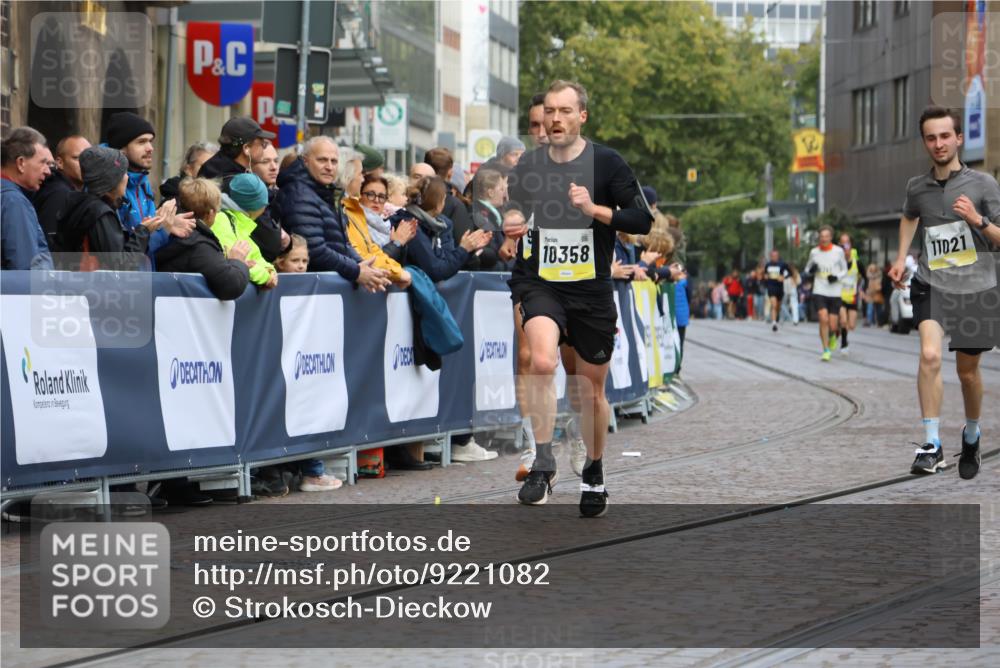 05.10.2025 - 20. swb-Marathon Bremen Strokosch-Dieckow http://msf.ph/oto/9221082 05.10.2025 10:37:28 Ziel 9586, 10358, 11021 meine-sportfotos.de