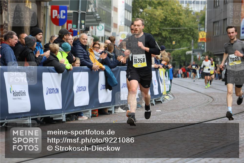 05.10.2025 - 20. swb-Marathon Bremen Strokosch-Dieckow http://msf.ph/oto/9221086 05.10.2025 10:37:28 Ziel 9586, 10358, 11021 meine-sportfotos.de