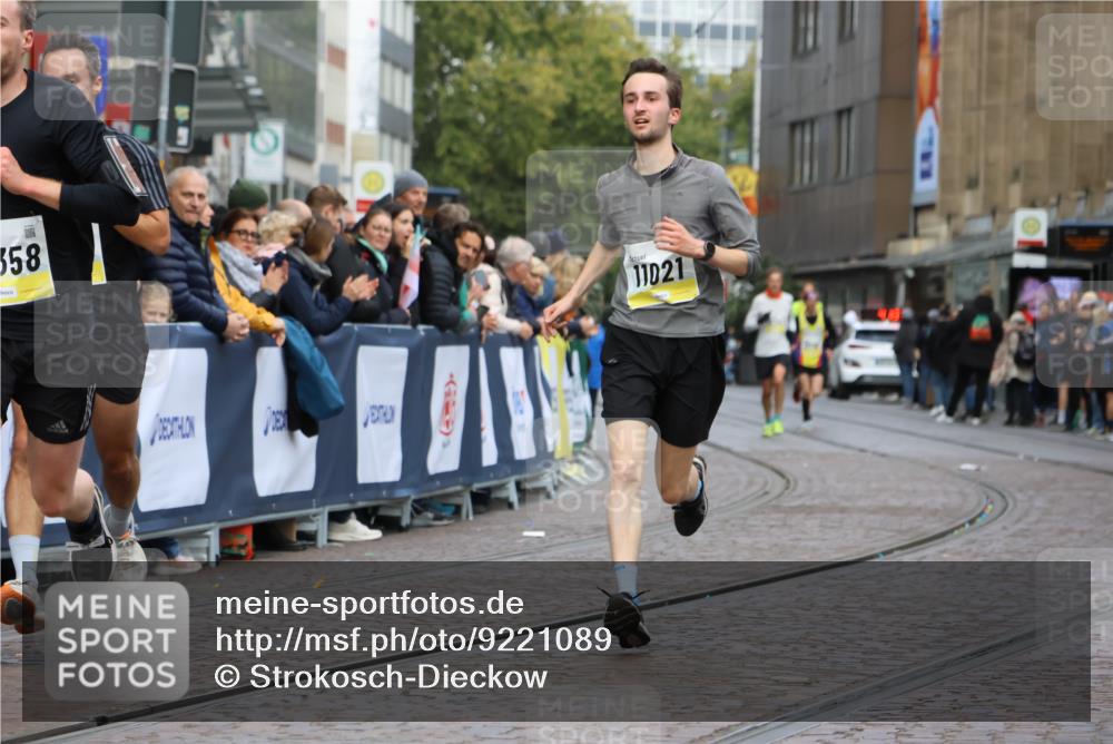 05.10.2025 - 20. swb-Marathon Bremen Strokosch-Dieckow http://msf.ph/oto/9221089 05.10.2025 10:37:29 Ziel 9586, 10358, 11021 meine-sportfotos.de