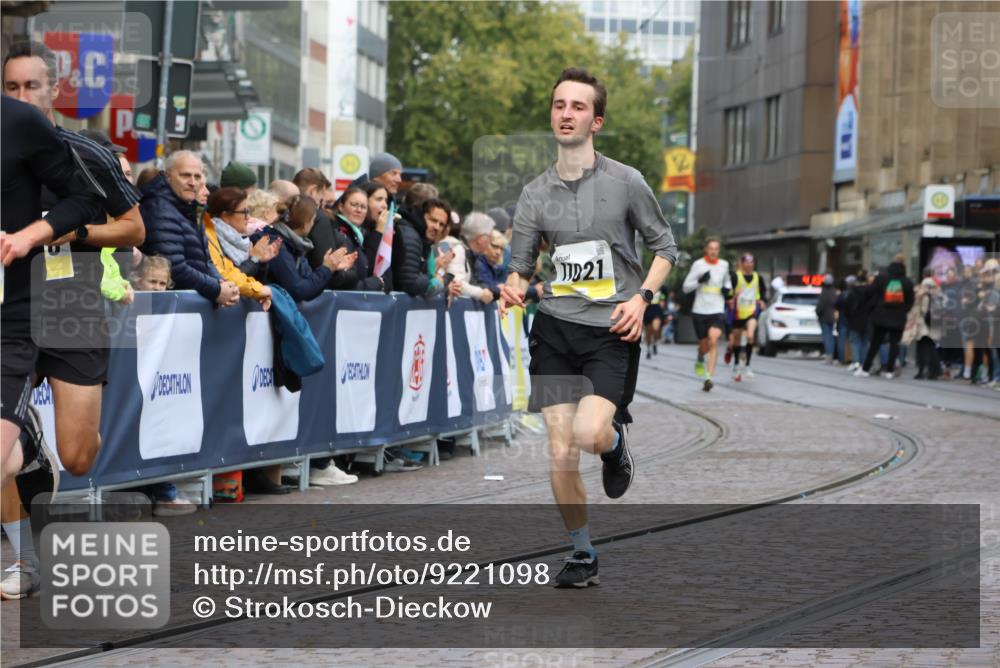 05.10.2025 - 20. swb-Marathon Bremen Strokosch-Dieckow http://msf.ph/oto/9221098 05.10.2025 10:37:29 Ziel 9586, 10358, 11021 meine-sportfotos.de