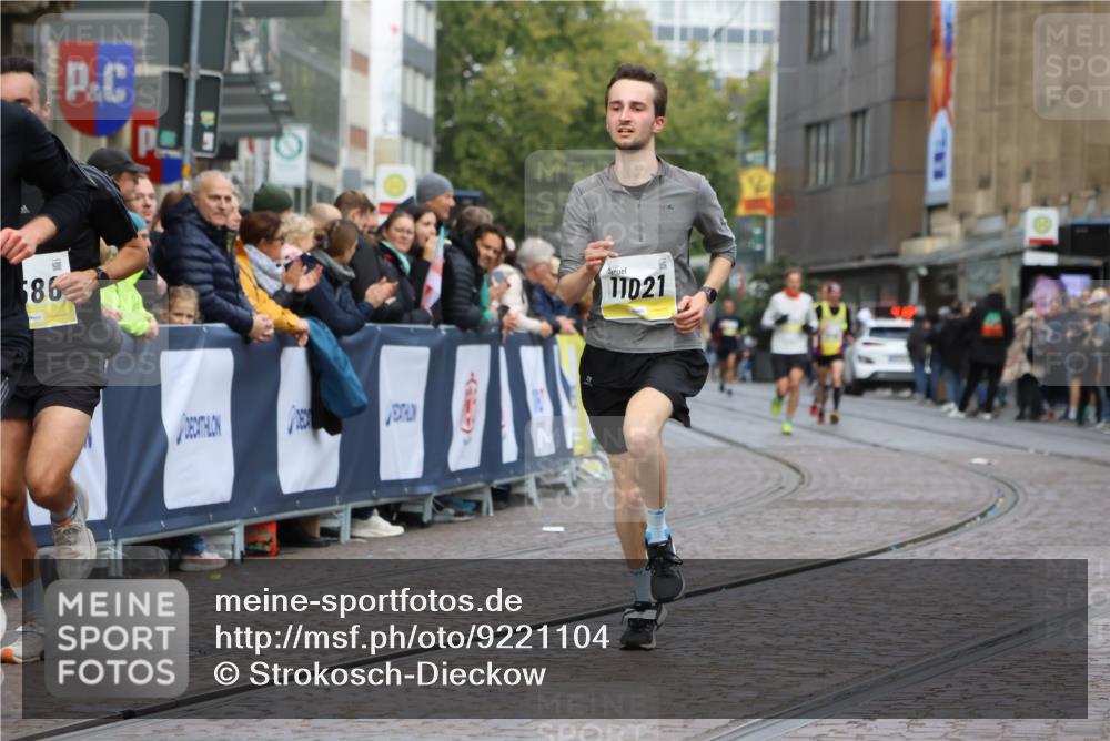05.10.2025 - 20. swb-Marathon Bremen Strokosch-Dieckow http://msf.ph/oto/9221104 05.10.2025 10:37:29 Ziel 9586, 10358, 11021 meine-sportfotos.de