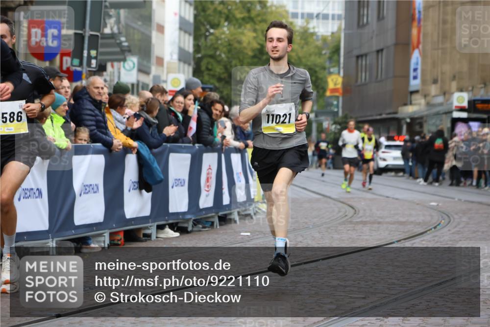 05.10.2025 - 20. swb-Marathon Bremen Strokosch-Dieckow http://msf.ph/oto/9221110 05.10.2025 10:37:29 Ziel 9586, 10358, 11021 meine-sportfotos.de