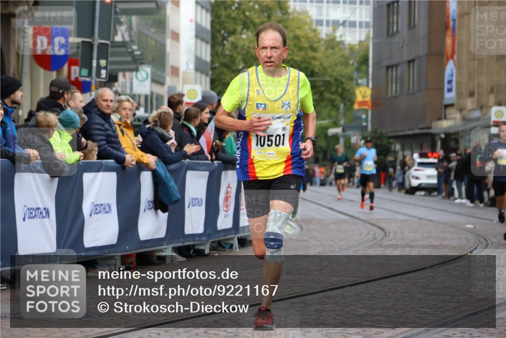 05.10.2025 - 20. swb-Marathon Bremen Strokosch-Dieckow http://msf.ph/oto/9221167 05.10.2025 10:37:45 Ziel 10347, 10501, 10775, 11176 meine-sportfotos.de
