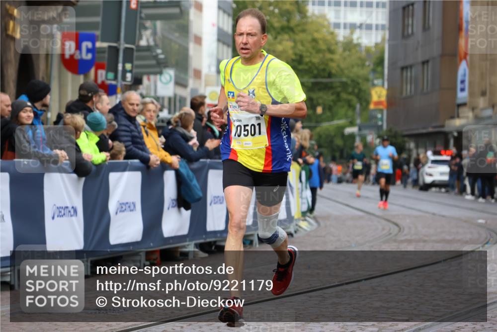 05.10.2025 - 20. swb-Marathon Bremen Strokosch-Dieckow http://msf.ph/oto/9221179 05.10.2025 10:37:45 Ziel 10347, 10501, 10775, 11176 meine-sportfotos.de