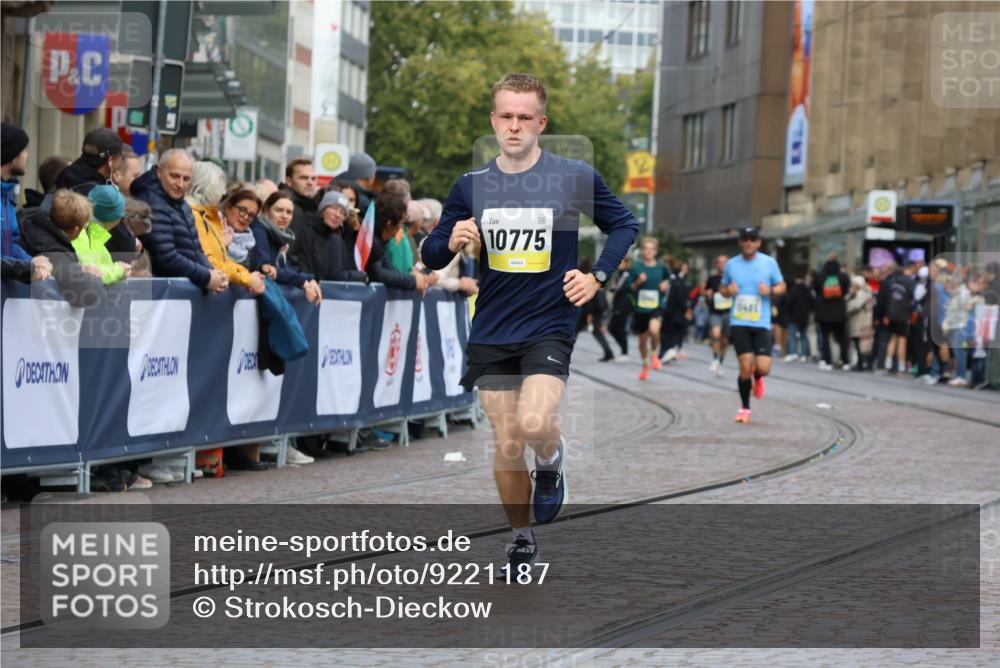 05.10.2025 - 20. swb-Marathon Bremen Strokosch-Dieckow http://msf.ph/oto/9221187 05.10.2025 10:37:50 Ziel 10775, 11465 meine-sportfotos.de