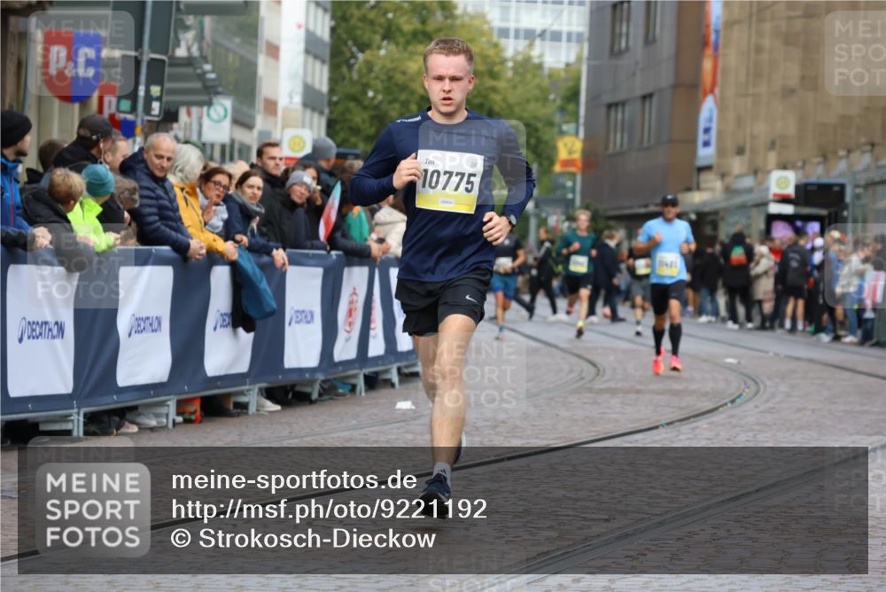 05.10.2025 - 20. swb-Marathon Bremen Strokosch-Dieckow http://msf.ph/oto/9221192 05.10.2025 10:37:51 Ziel 10775, 11465 meine-sportfotos.de