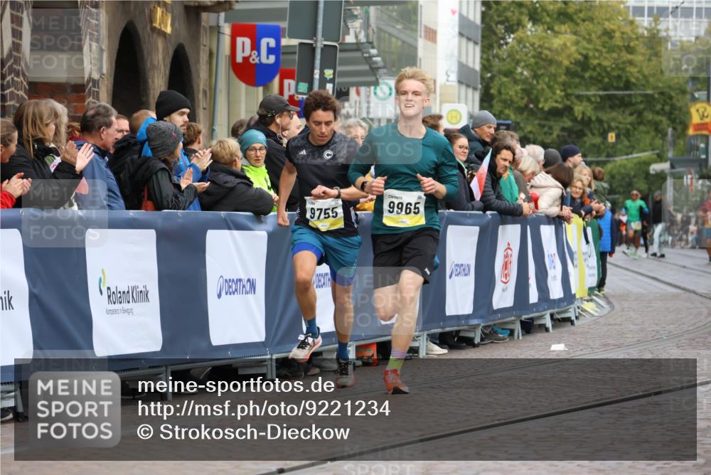 05.10.2025 - 20. swb-Marathon Bremen Strokosch-Dieckow http://msf.ph/oto/9221234 05.10.2025 10:38:00 Ziel 9755, 11328, 11465 meine-sportfotos.de