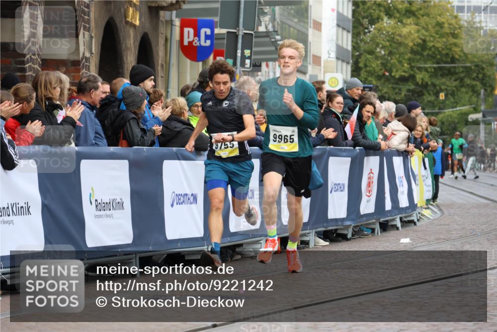 05.10.2025 - 20. swb-Marathon Bremen Strokosch-Dieckow http://msf.ph/oto/9221242 05.10.2025 10:38:00 Ziel 9755, 11328, 11465 meine-sportfotos.de
